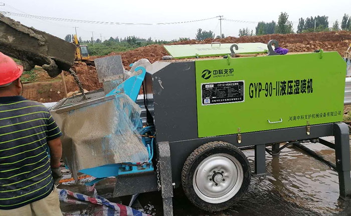 液壓泵送式混凝土濕噴機(jī)施工現(xiàn)場(chǎng)