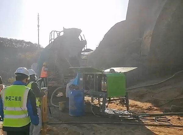 中交二航局隧道混凝土濕噴機施工視頻